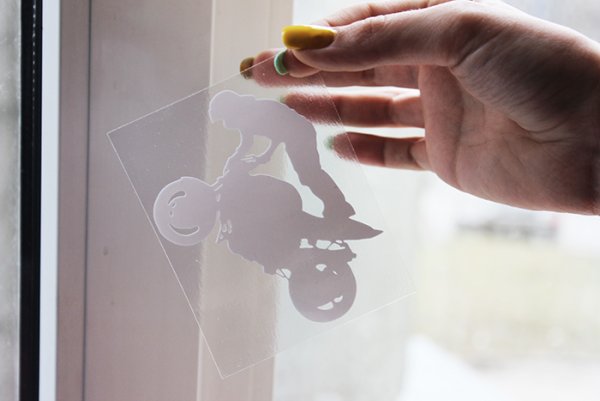 Наклеивает наклейку