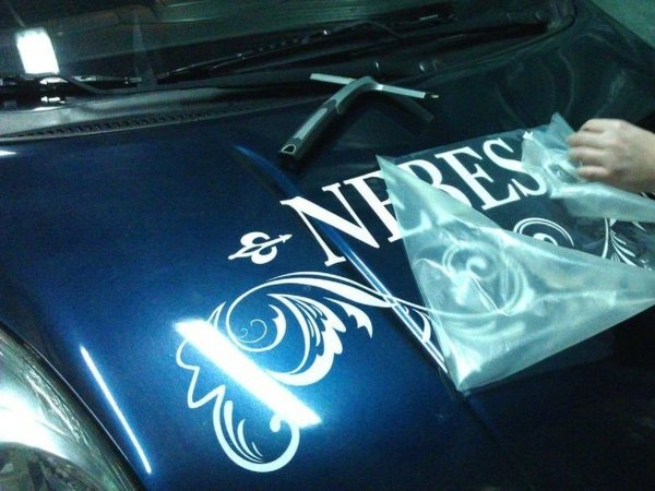 Перфорированная пленка на заднее стекло автомобиля