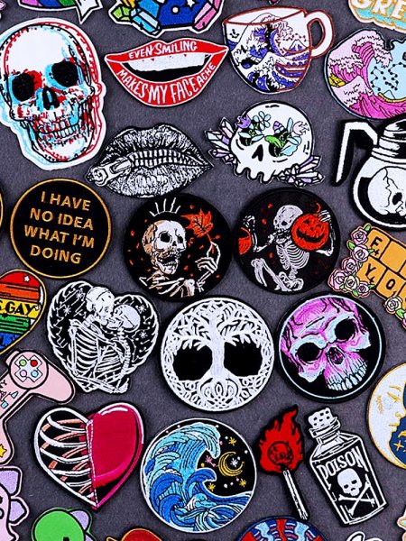 На стиле наклейка