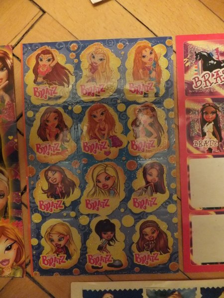 Наклейки братц в фотоальбоме