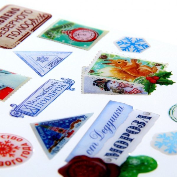 Старый чемодан с наклейками