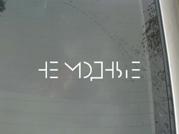 Не модные наклейка на лобовое