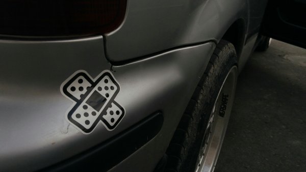 Наклейка на авто немодные