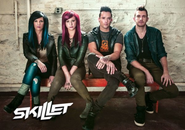 Комната с плакатами рок группы Skillet