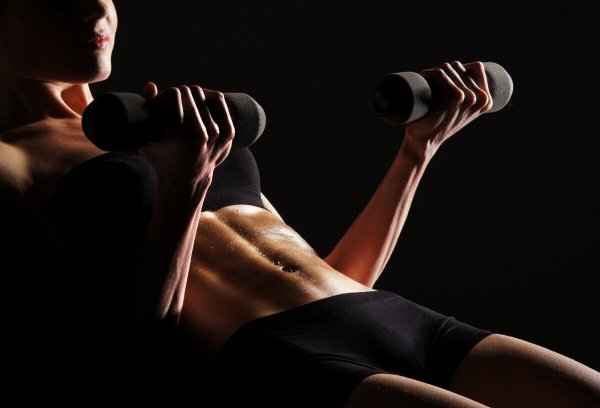 Женщина с гантелями