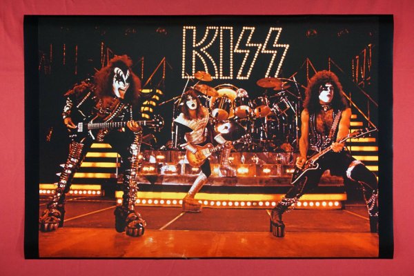 Kiss плакат