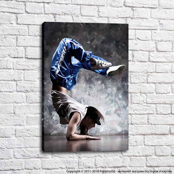 Спортивная девушка в прыжке