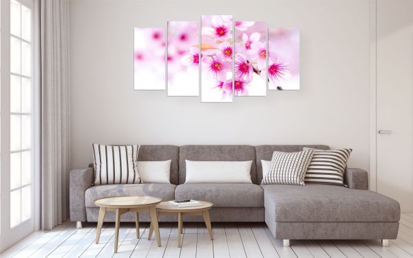 Модульные картины над диваном