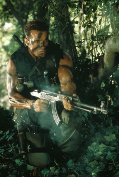 Коммандос Арнольд Шварценеггер с базукой