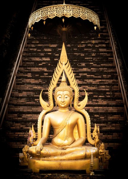 Статуя Будда в лотосе золото