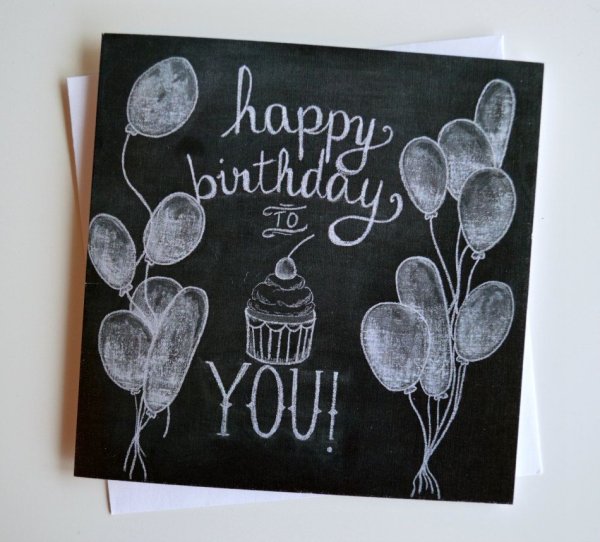 Надпись с днем рождения мелом на доске