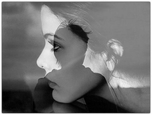 Девушка вспоминает прошлое