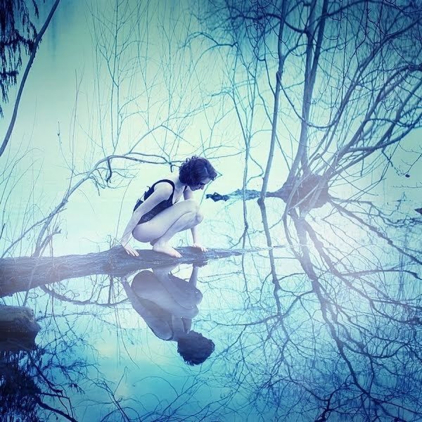 Отражение в воде человека