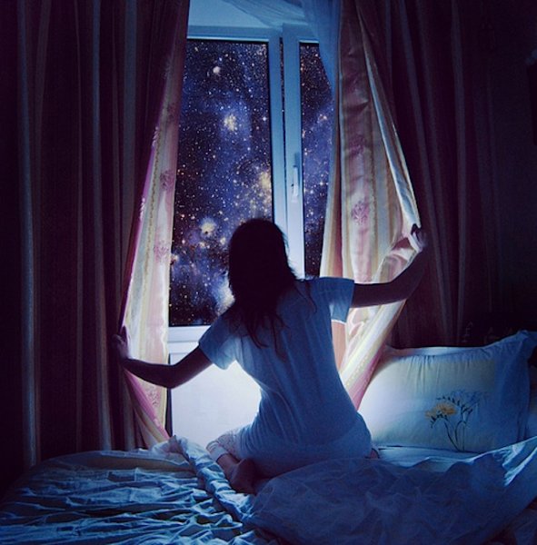 Девушка ночью у окна