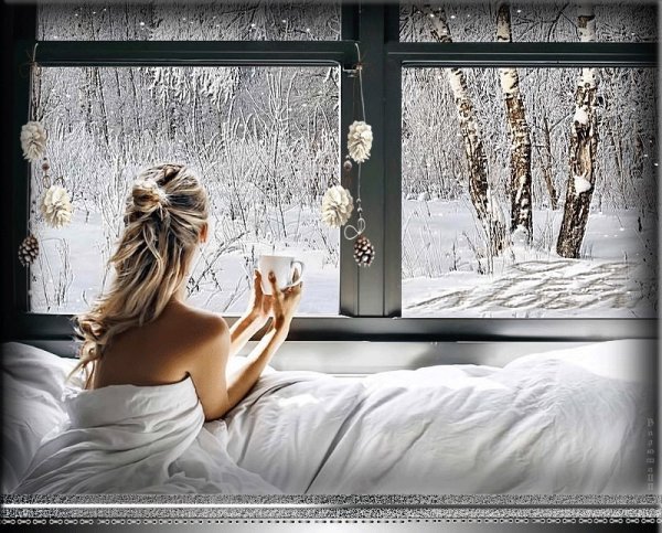 Девушка у зимнего окна