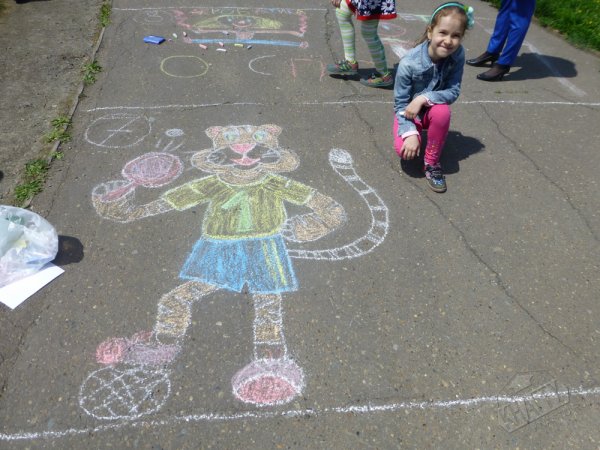 Дети на асфальте