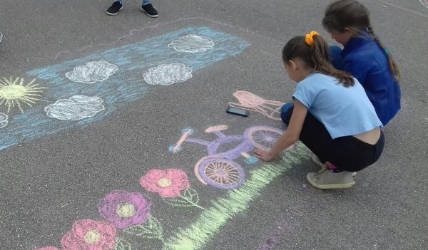 Школьный конкурс рисунка на асфальте