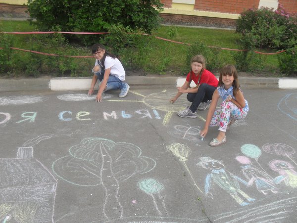 Школьный конкурс рисунка на асфальте