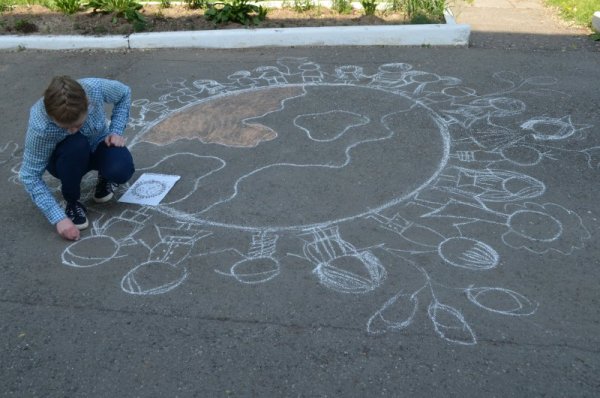 Рисунки на асфальте ко Дню дружбы