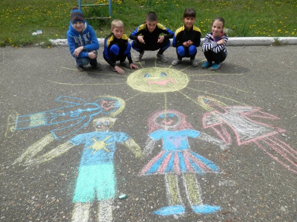 Рисунки на асфальте в лагере