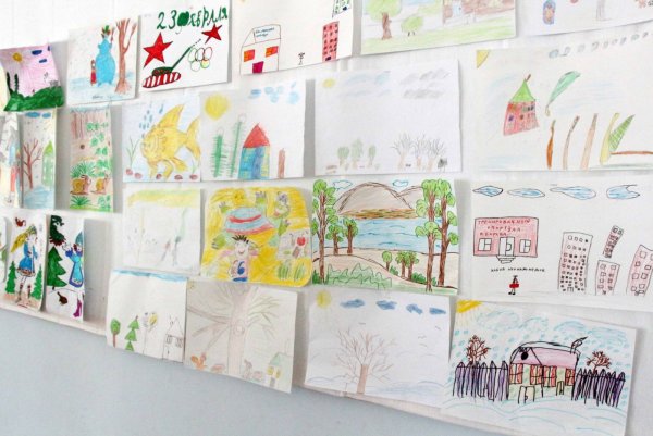 Выставка рисунков детей