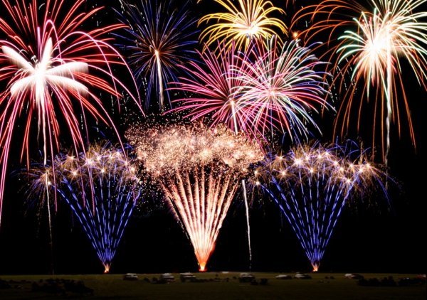 Салюты и фейерверки