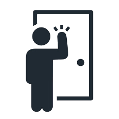 Курьер у двери вектор