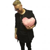 Лицо Егора Крида на белом фоне