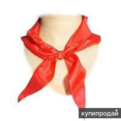 Пионерский галстук на белой футболке