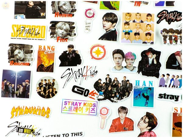 Stray Kids в полный рост на белом фоне