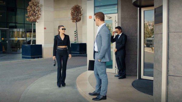 Рука стучит в дверь