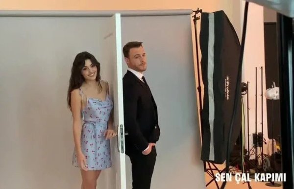 Выталкивают в дверь