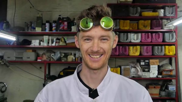 Красный логотип на зеленом фоне