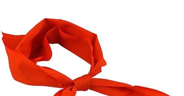 Пионер на белом фоне