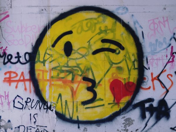 Грустный смайлик граффити