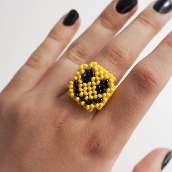 Кольцо из бисера смайлик