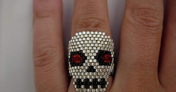 Кольцо из бисера из черепушек