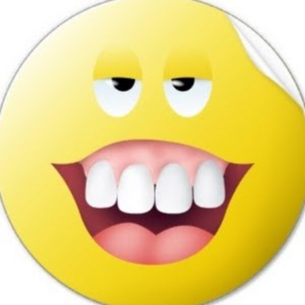 Смайлик с зубами улыбается