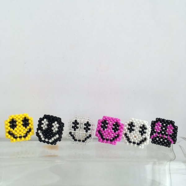 Кольцо из бисера смайлик