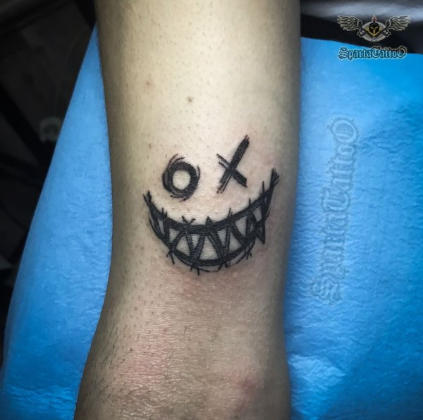 Тату смайлик на кисти