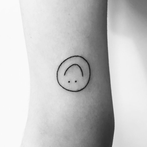 Тату смайлик на пальце