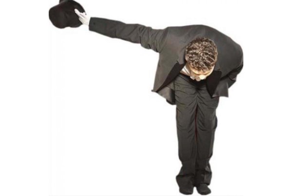 Человек снимает шляпу