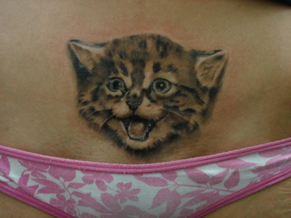 Татуировка кошка на лобке