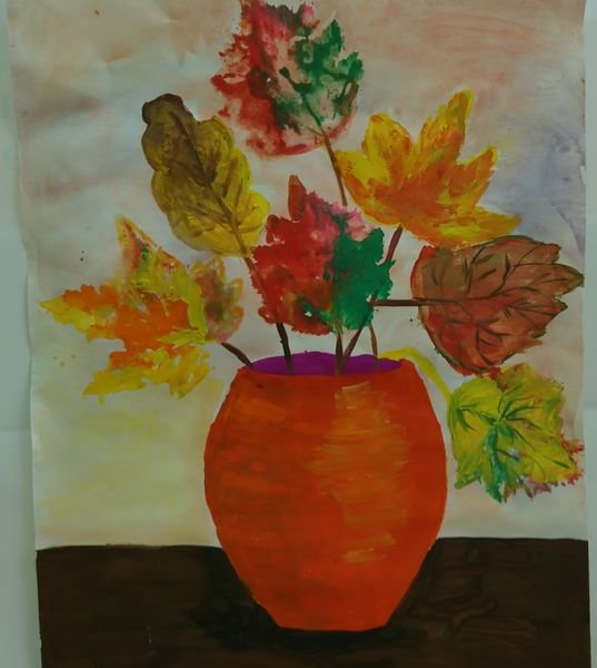 Ваза с осенними листьями на белом фоне