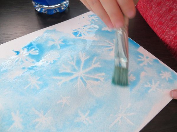 Рисование снежинки восковыми мелками и акварелью