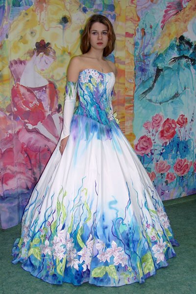 Нарисованные девушки в платьях