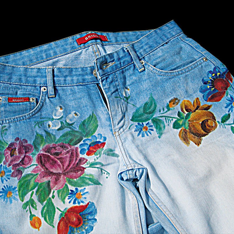 Роспись на джинсах акриловыми красками