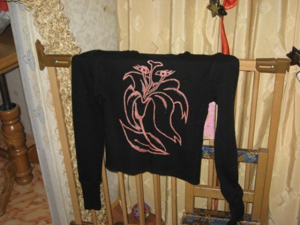 Рисунки красками на джемпере