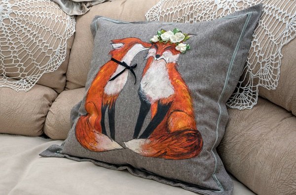 Роспись наволочки акриловыми красками