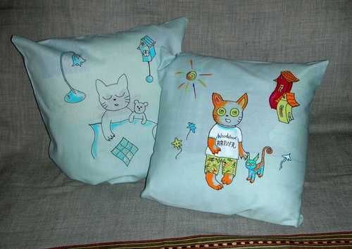 Роспись подушки акриловыми красками